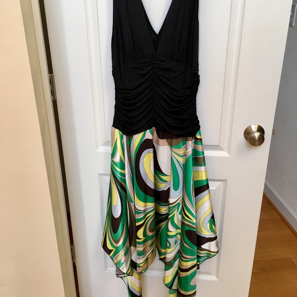 Sleeveless dress with tablecloth-cut skirt